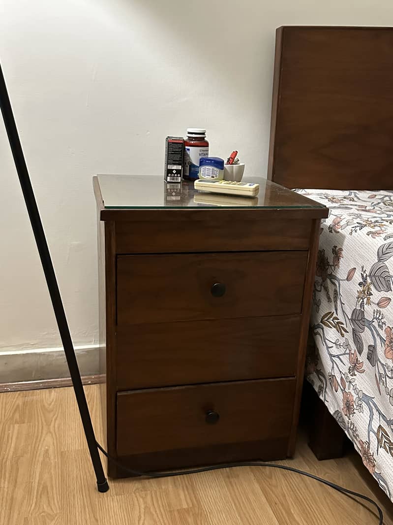 SOLID WOOD BED SET + 2 SIDE TABLES 1