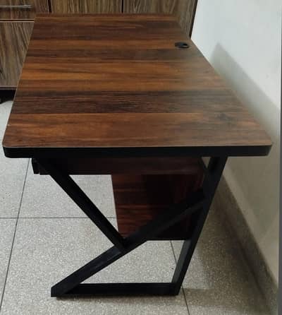 COMPUTER TABLE