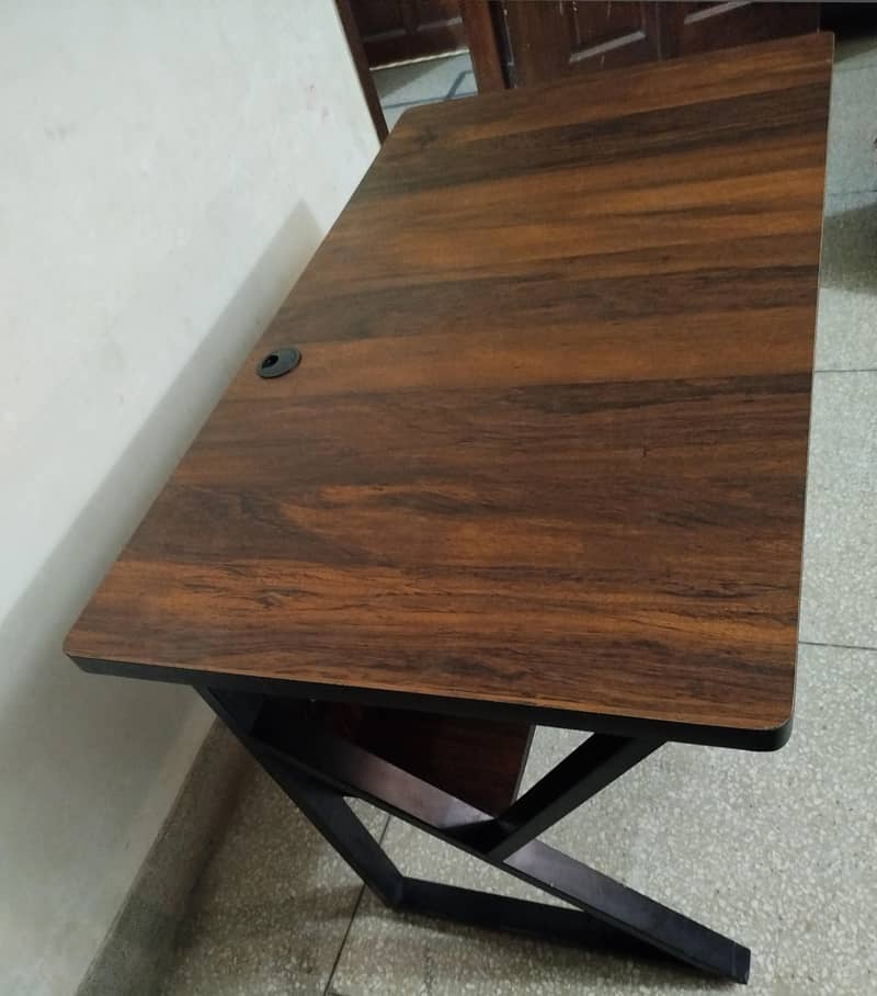 COMPUTER TABLE 1
