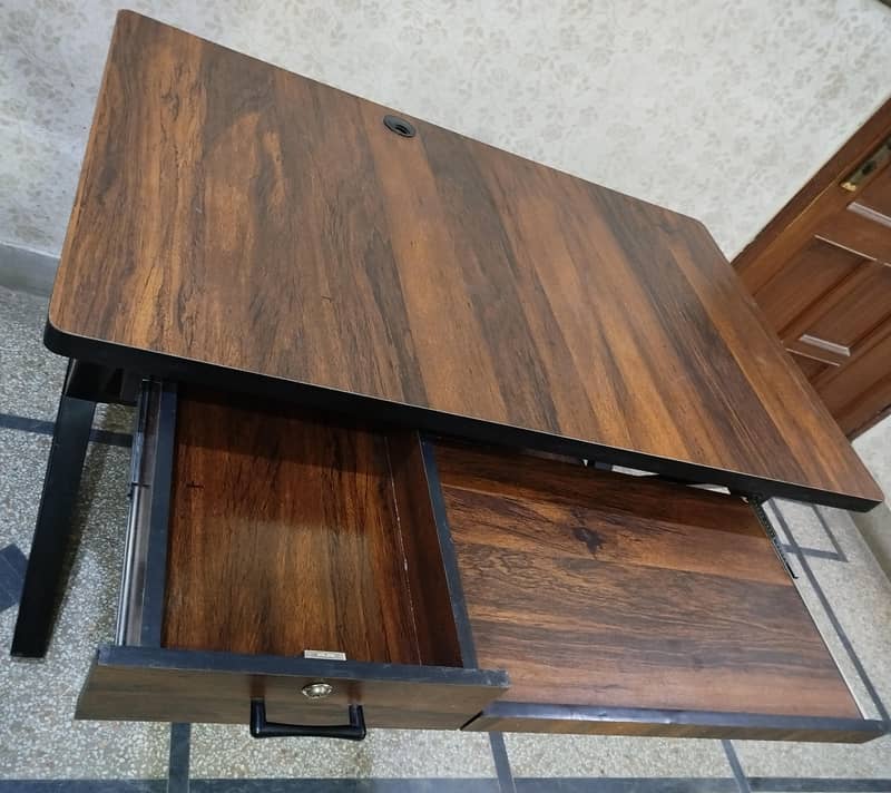COMPUTER TABLE 5