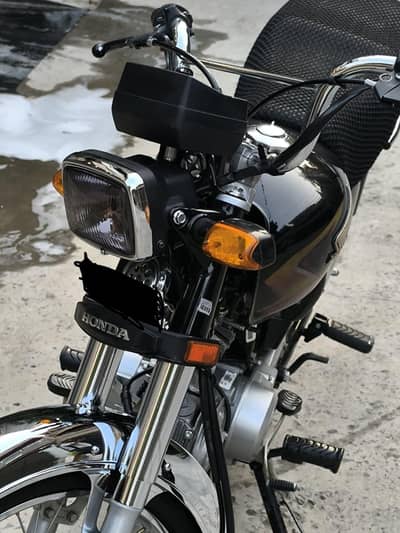 CD 70 black bike