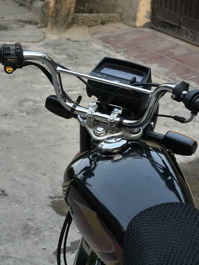 CD 70 black bike