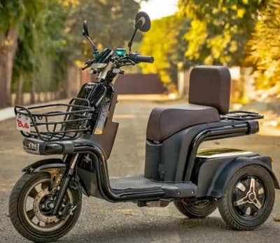 2025 GMC 3-Wheel 1600watt dual motor 1200 km used need cash  72V 36Ah