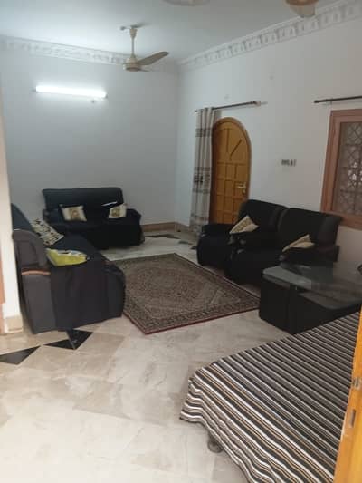 Gulshan Block 1.240 Yards 3 Bed Dd 1st Floor With Roof 90000 Rent *