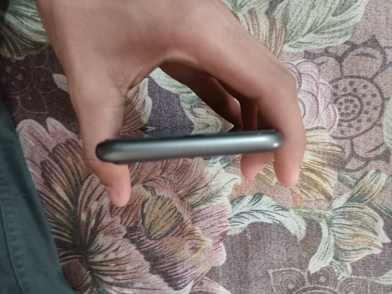 Apple iPhone 11 4