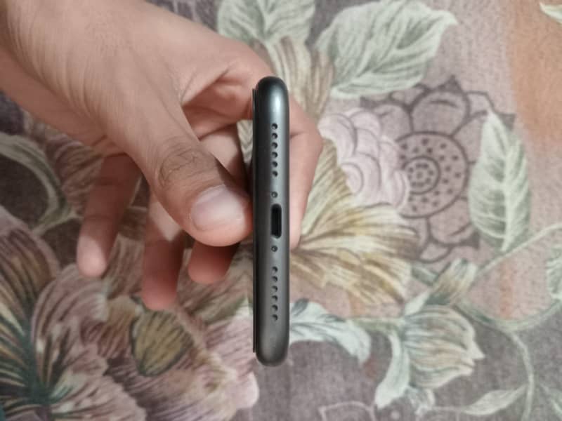 Apple iPhone 11 7
