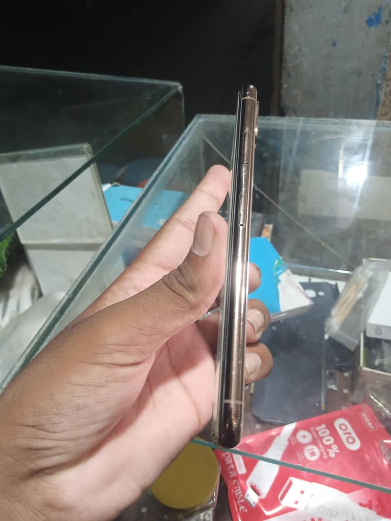 Apple iPhone XS Max 3