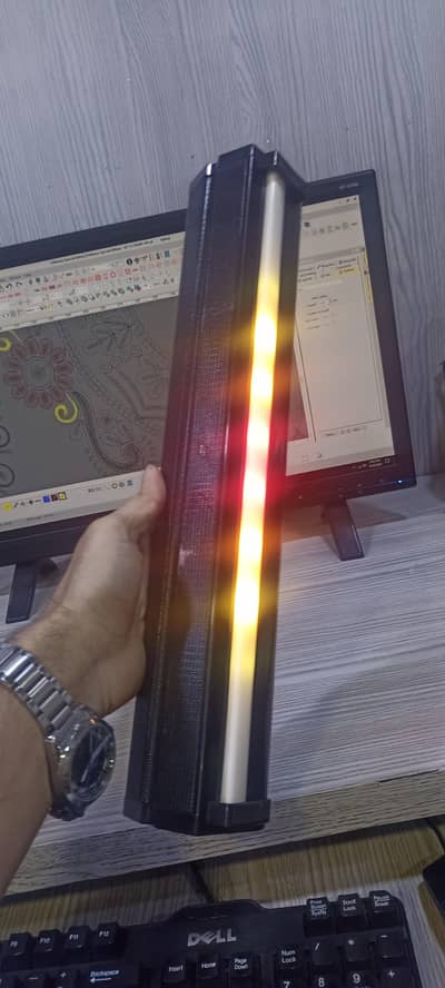 Kboard ka model hy bahr ka hy