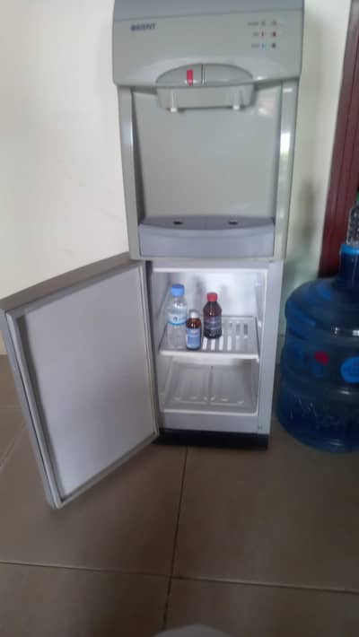 Water dispenser with mini refregrator