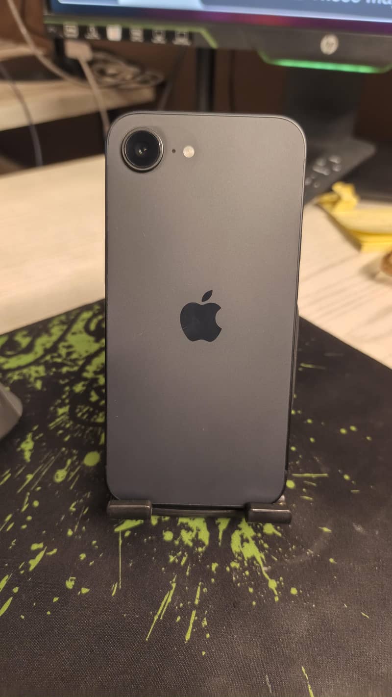 Apple iPhone 16e 0