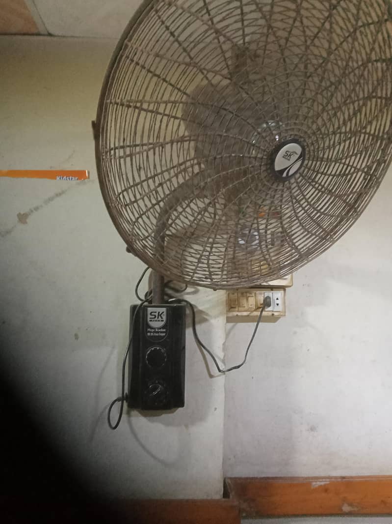 24 Inch Bracket fan 0