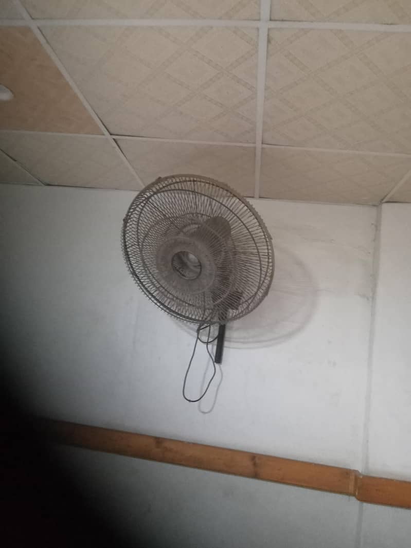 24 Inch Bracket fan 1