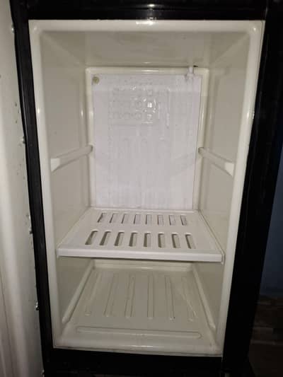pel dispensor and fridge glas door.
