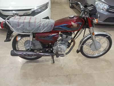 Honda 125, model 2024 in lush condition 03106864500