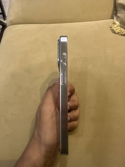 Iphone 17 pro max silver cover