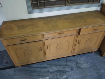 Dressing table only in gud condition mirror not available