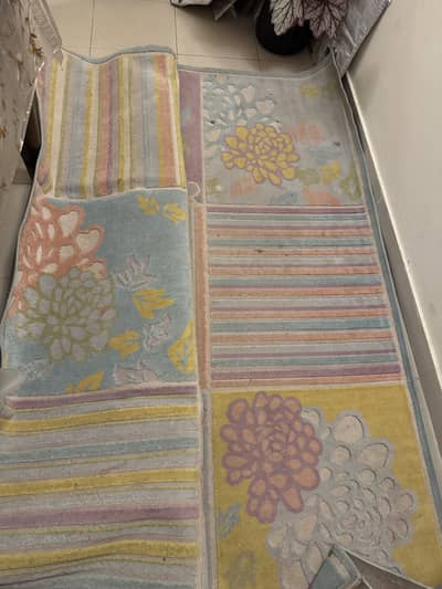 Original premium Turkish floral carpet: excellent condition. .