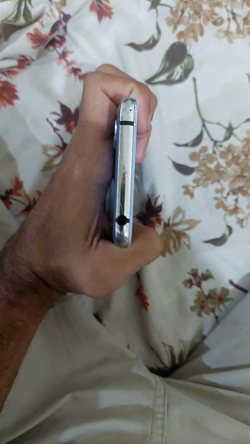 Sharp Aquos R2 4