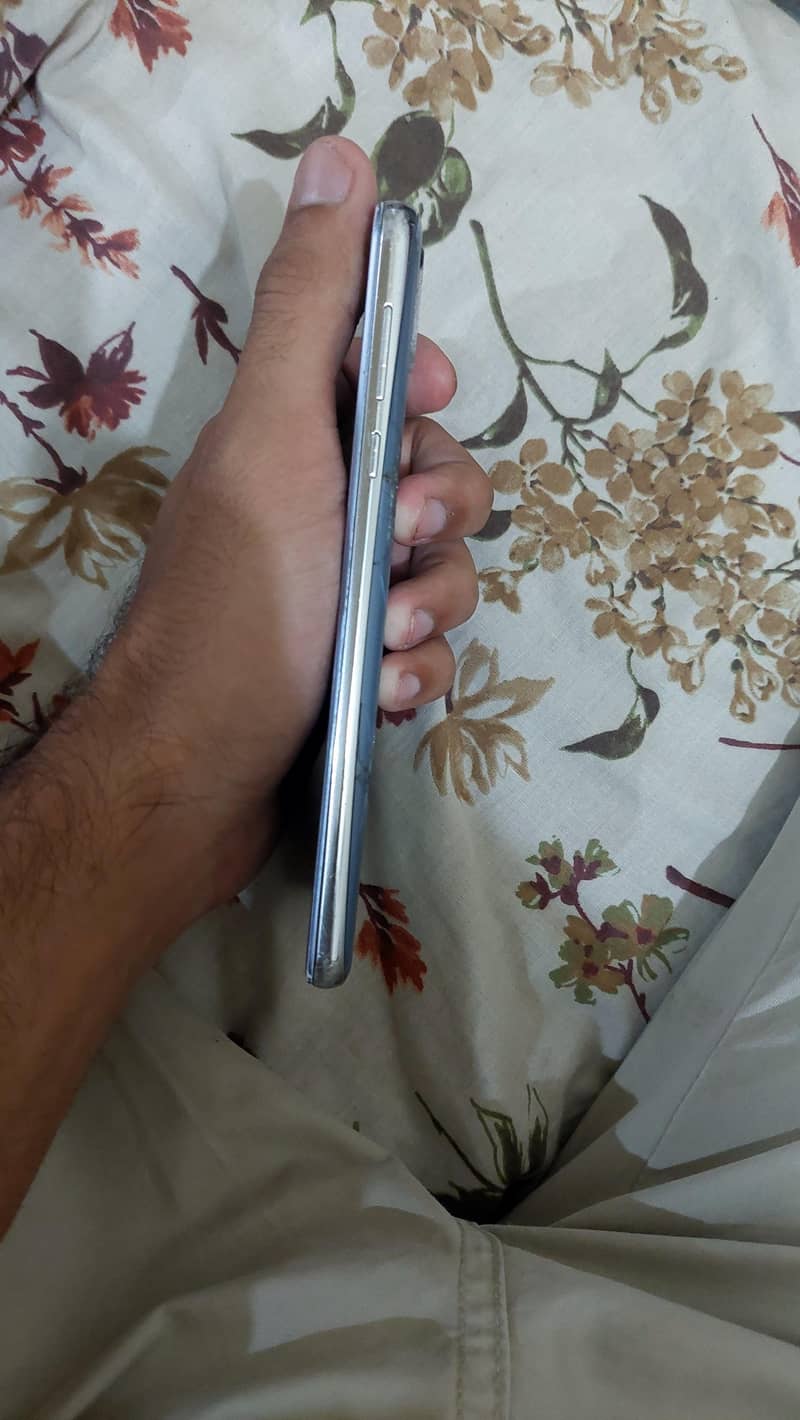 Sharp Aquos R2 5