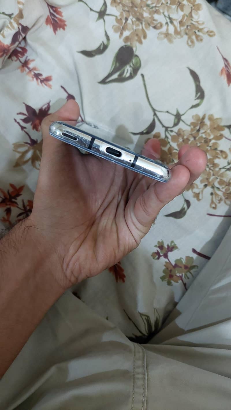 Sharp Aquos R2 6