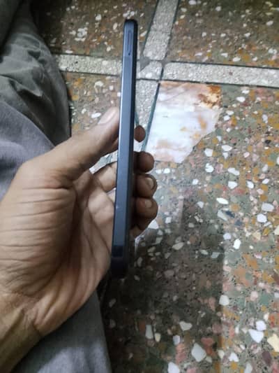 Xiaomi Redmi 13 8+8raml128 GB box or chg sath hai 4 month ki warritty