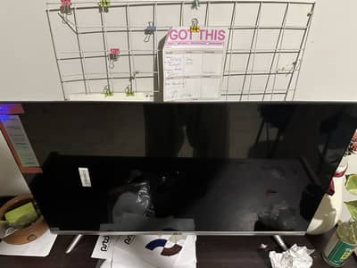 Hi-Q 32inch Smart LED slightly used. Immaculate condition