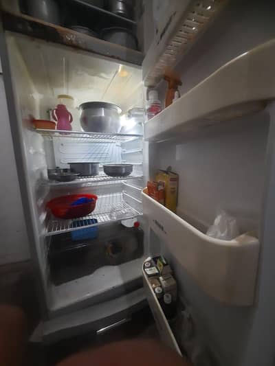 Dawlance fridge jaha sy circle kiya hai waha sy thuri sa zanng laga ha
