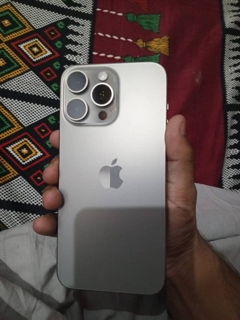 Apple iPhone 15 Pro Max 4