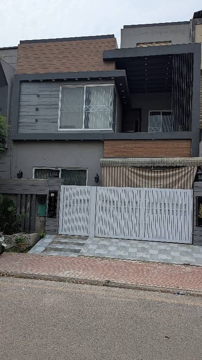 5 Marla Luxury Brand New House for sale in Bahria Town Lhr
