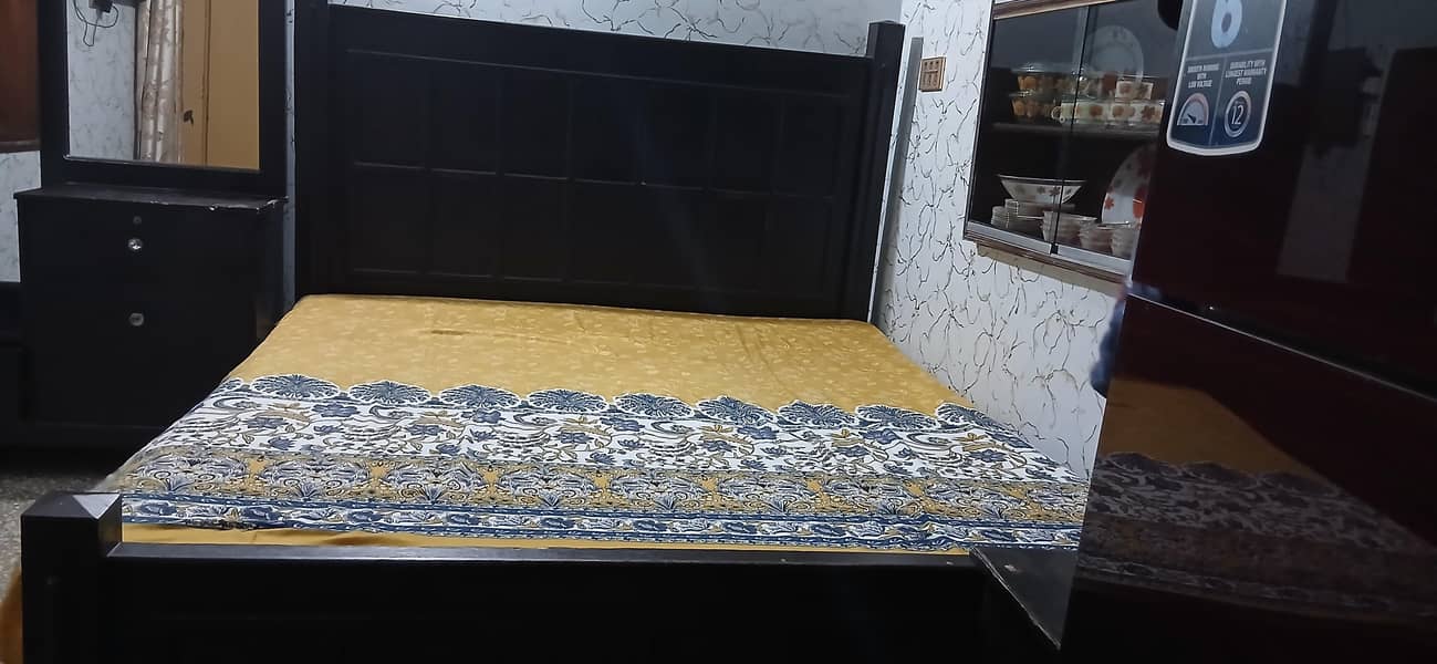 bed set and dressing table 0