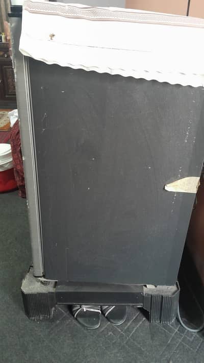 one hand use 2nd hand mini fridge price is Rs35,000