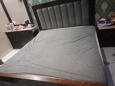 Bed set and dressing table