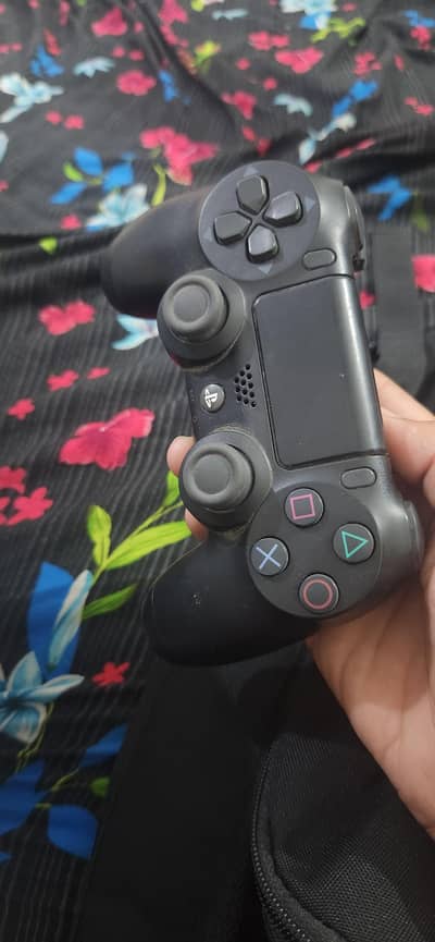 ps4  controller slight use wattsapp 03176770995
