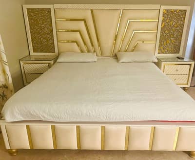 LUXURIOUS KING SIZE BED DIVIDERS AND CUBORARDS