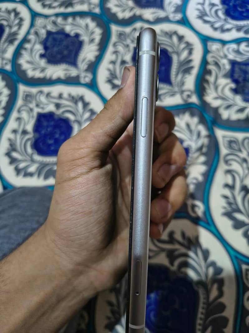 Apple iPhone 11 4