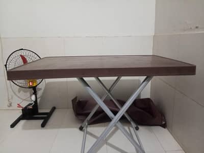 table pr chairs hain