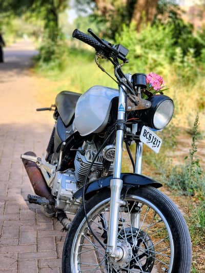 Ravi Piaggio Storm 125 all modified and completely working in bike.
