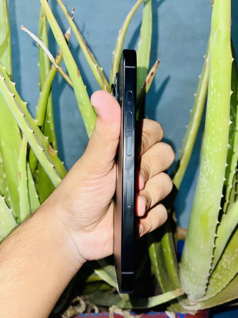 iPhone 16 pro 4