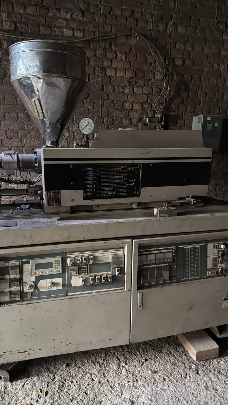 injection molding machine 1