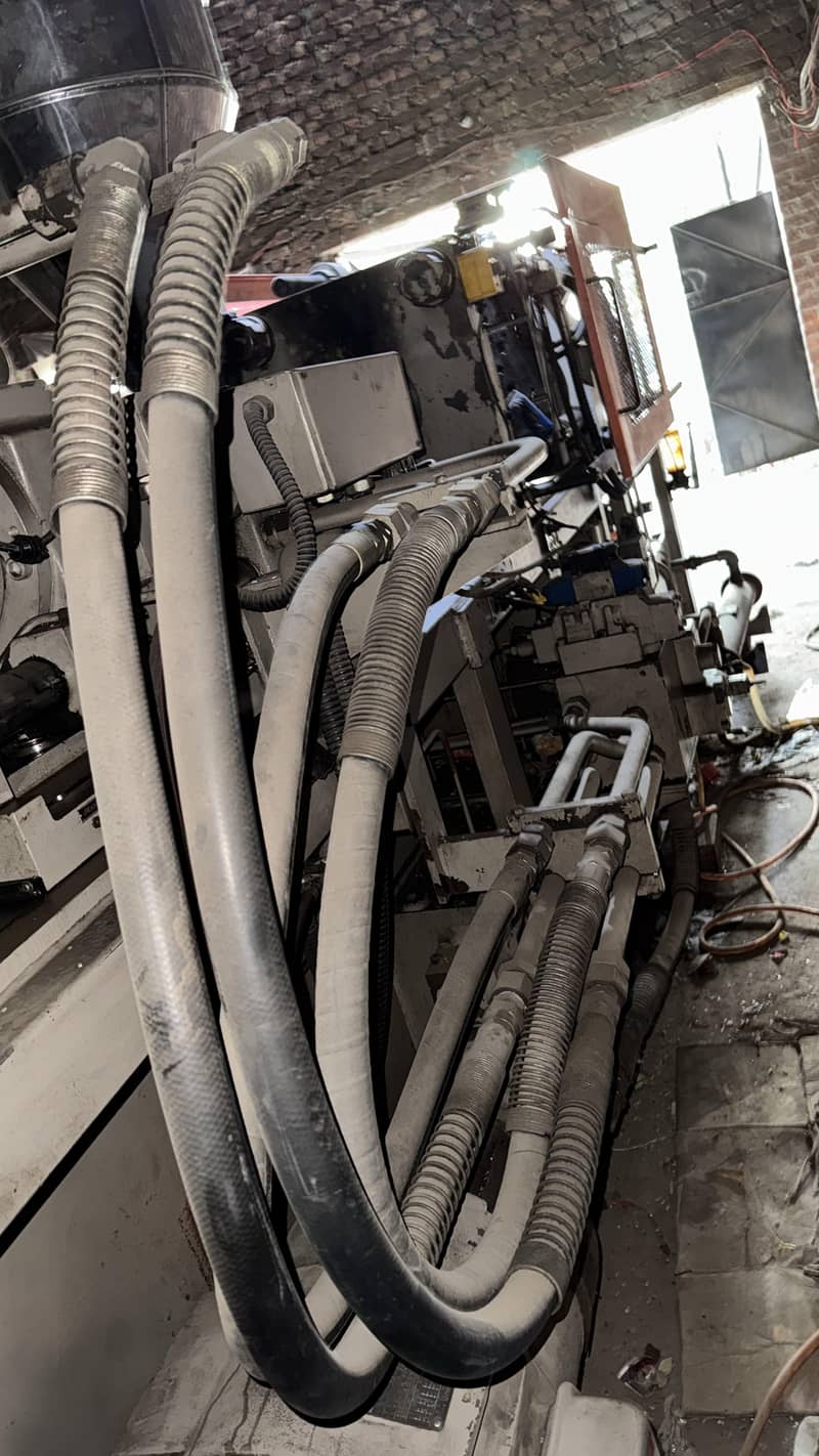 injection molding machine 5