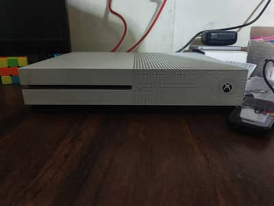 Xbox One s 500GB two controllers battery and charger