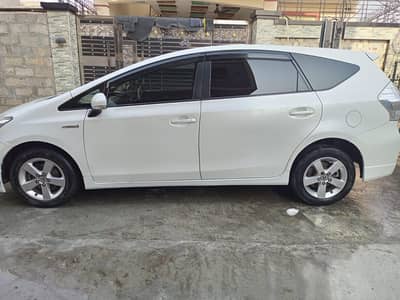 Toyota Prius Alpha 2014