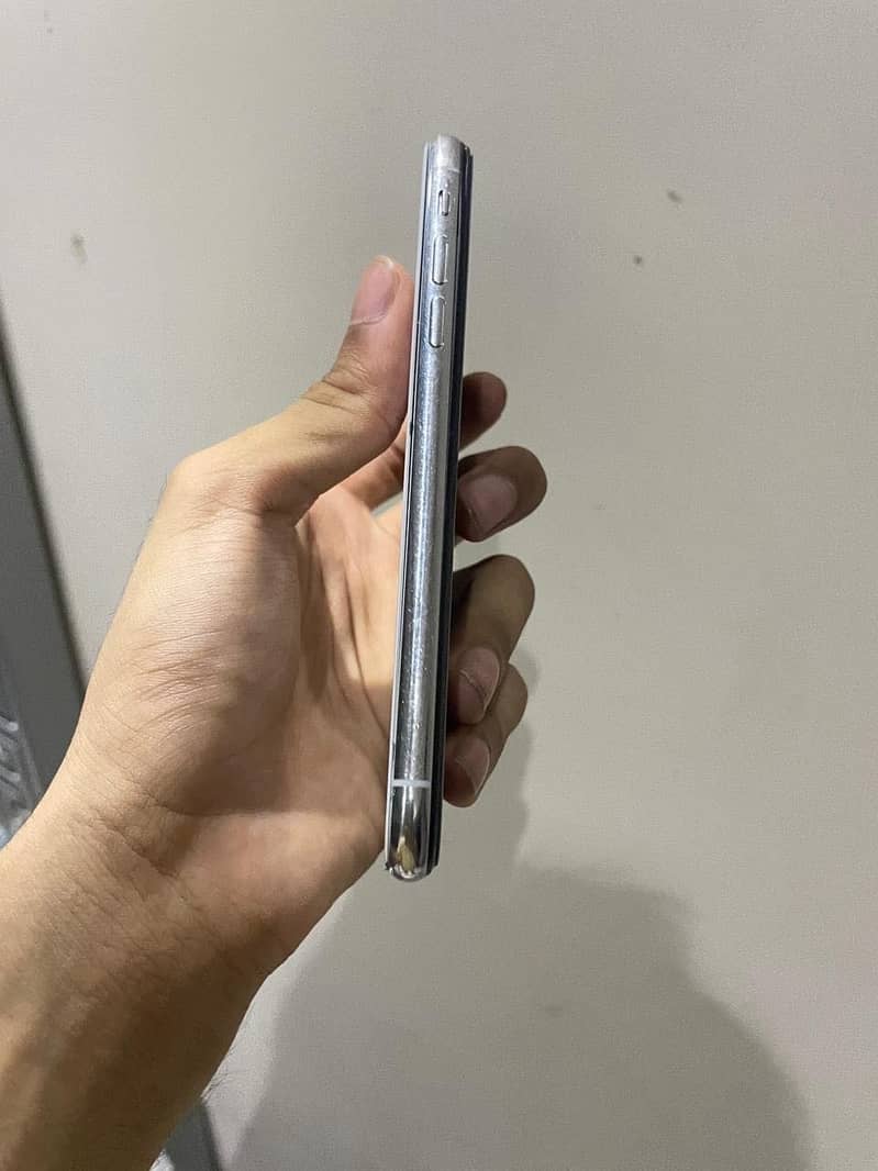 Apple iPhone X 4