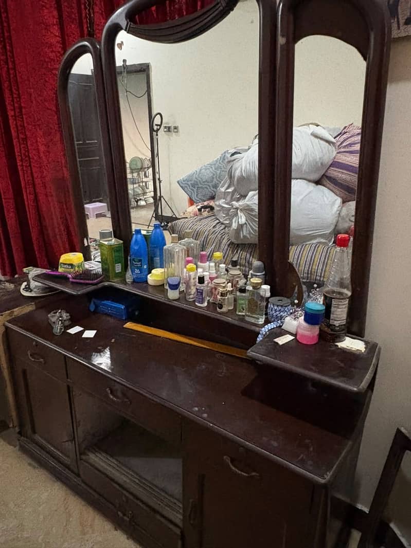 Bed , dressing table . Study table 3