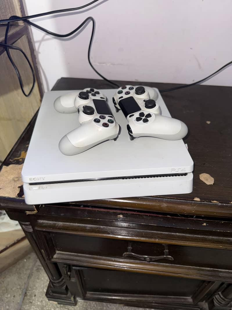 PS4 slim 1
