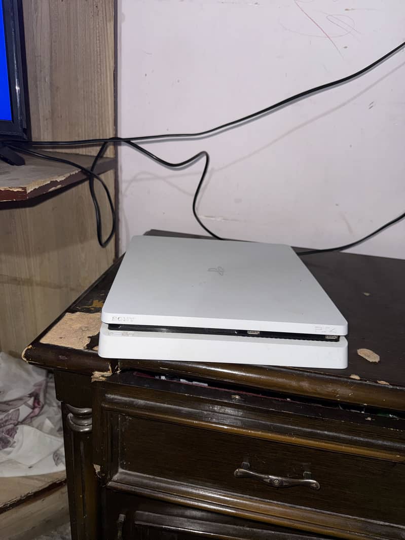 PS4 slim 4
