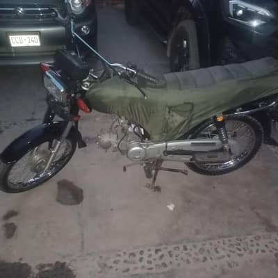bike bilkul new jaisi hai itni used he nhe hui