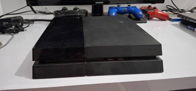 PS4 + 3 controllers + CD
