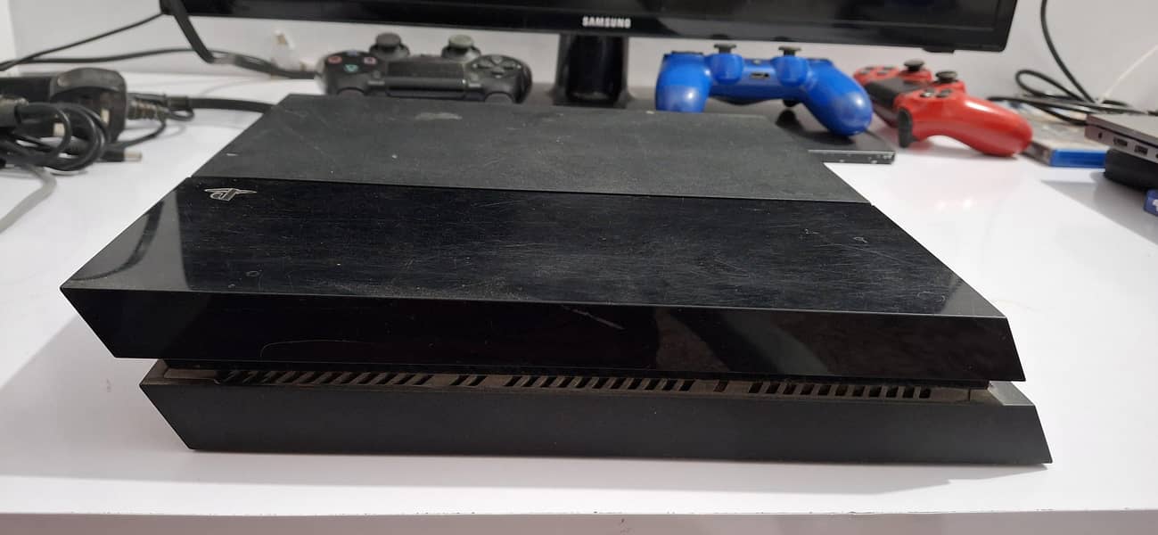 PS4 + 3 controllers + CD 1