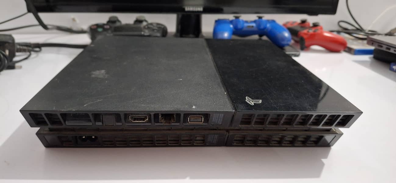 PS4 + 3 controllers + CD 2